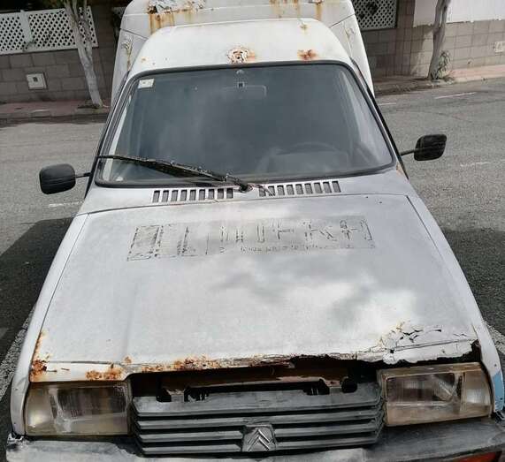 Vehículo abandonado en una calle de la urbanización La Hoyeta/TA.